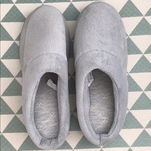 GIFTED Like New Dearfoam memory foam house slipper